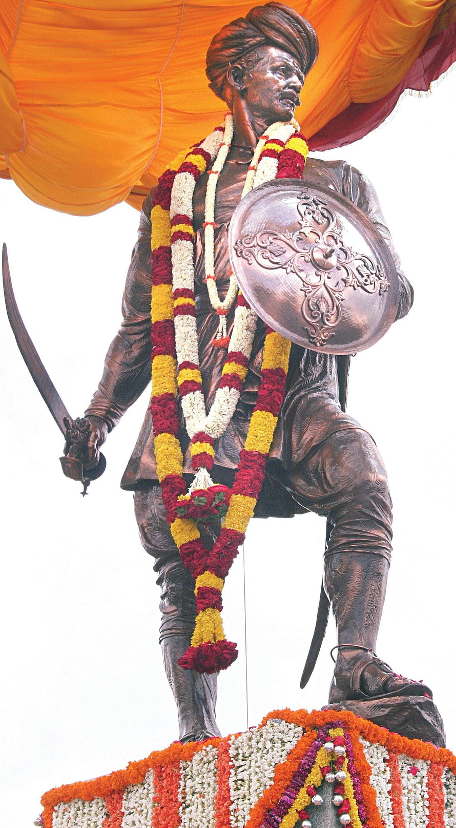 Sangolli Rayanna Warrior Statue With Sword Shield And Floral Garland HD phone wallpaper