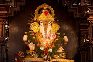 Dagdusheth Ganpati Murti Adorned With Gold Jewelry And Fresh Flower Garland HD wallpaper