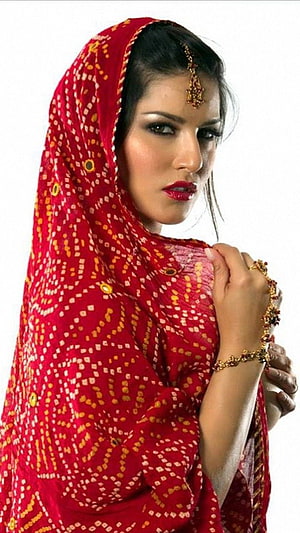 Woman in Traditional Red Bandhani Saree with Gold Jewelry, Actress sunny leone red saree angry, sunny leone saree HD phone wallpaper
