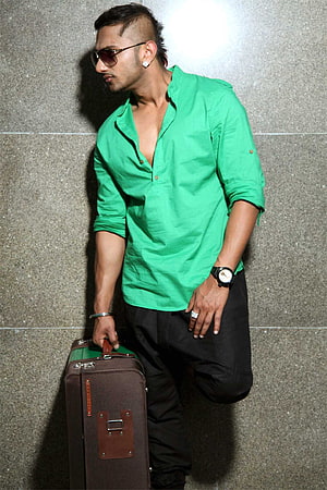Stylish man in green shirt and sunglasses posing with vintage suitcase against textured wall, Yo Yo Honey Singh &, yo yo honey singh HD phone wallpaper