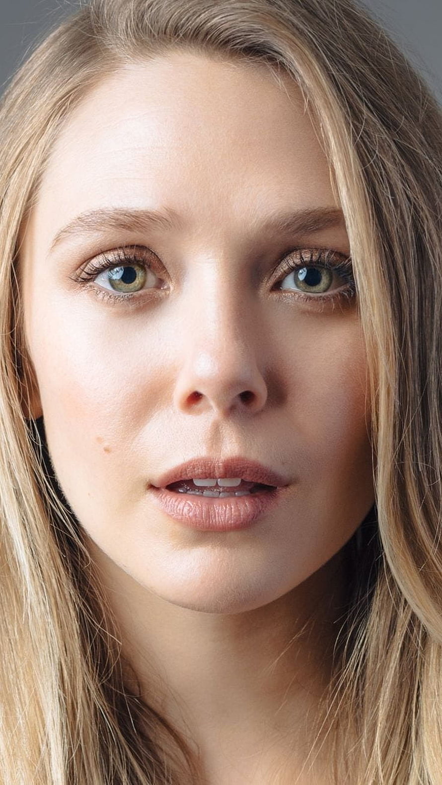 Elizabeth Olsen Close-Up Portrait with Blonde Hair and Green Eyes HD phone wallpaper