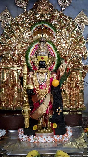 Mahalaxmi Temple Kolhapur: Ornate Black Idol with Gold Crown and Sacred Garlands HD phone wallpaper