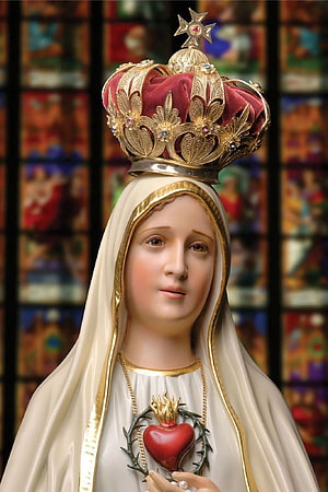 Statue of Our Lady of Fatima wearing a golden crown and holding the Immaculate Heart HD phone wallpaper