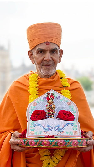 Mahant Swami Maharaj in Orange Saffron Robes Holding Decorative Pooja Thali HD phone wallpaper