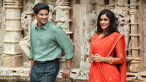 Dulquer Salmaan and Mrunal Thakur in Sita Ramam promotional still at ancient temple HD wallpaper