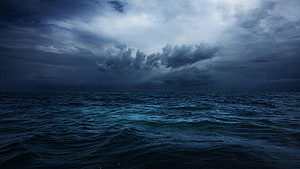 Stormy Ocean Horizon Under Heavy Clouds HD wallpaper
