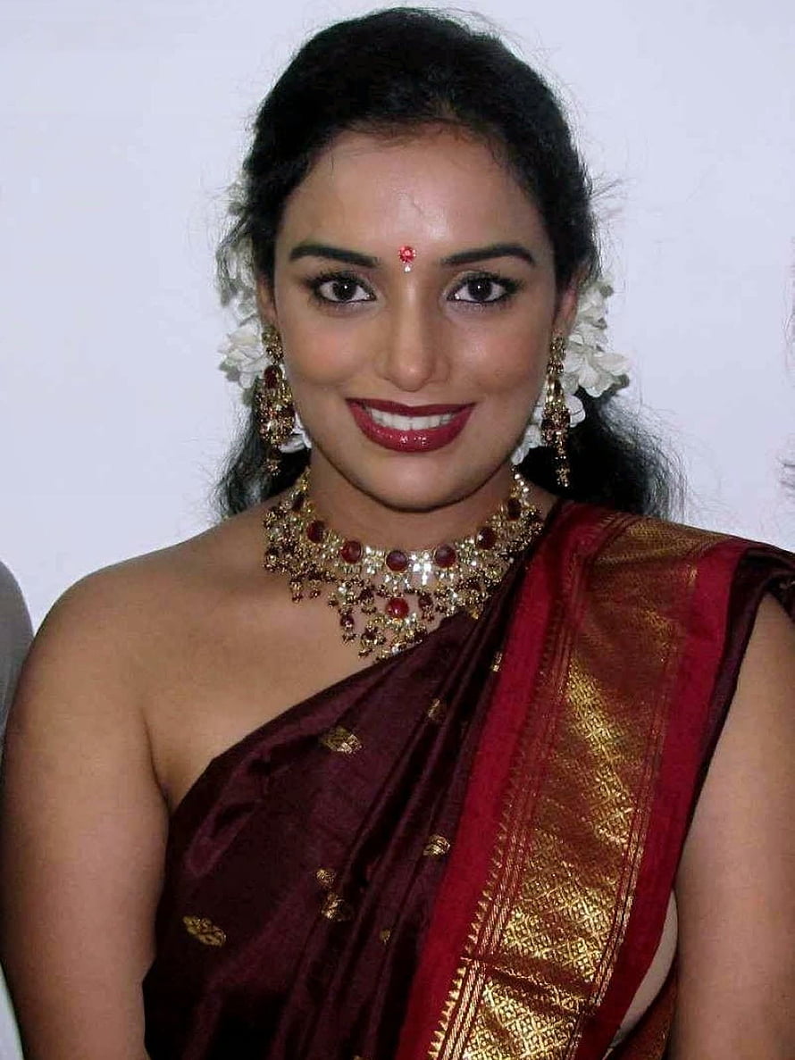 Swetha Menon in a Maroon Silk Saree with Gold Zari Border and Traditional Jewelry HD phone wallpaper