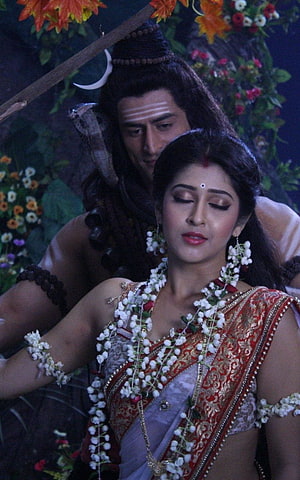 Shiva and Parvati Romantic Scene in Traditional Attire with Flower Garlands, Lord Shiva and Parvati in Devon Ke Dev Mahadev Hindi, mahadev serial HD phone wallpaper