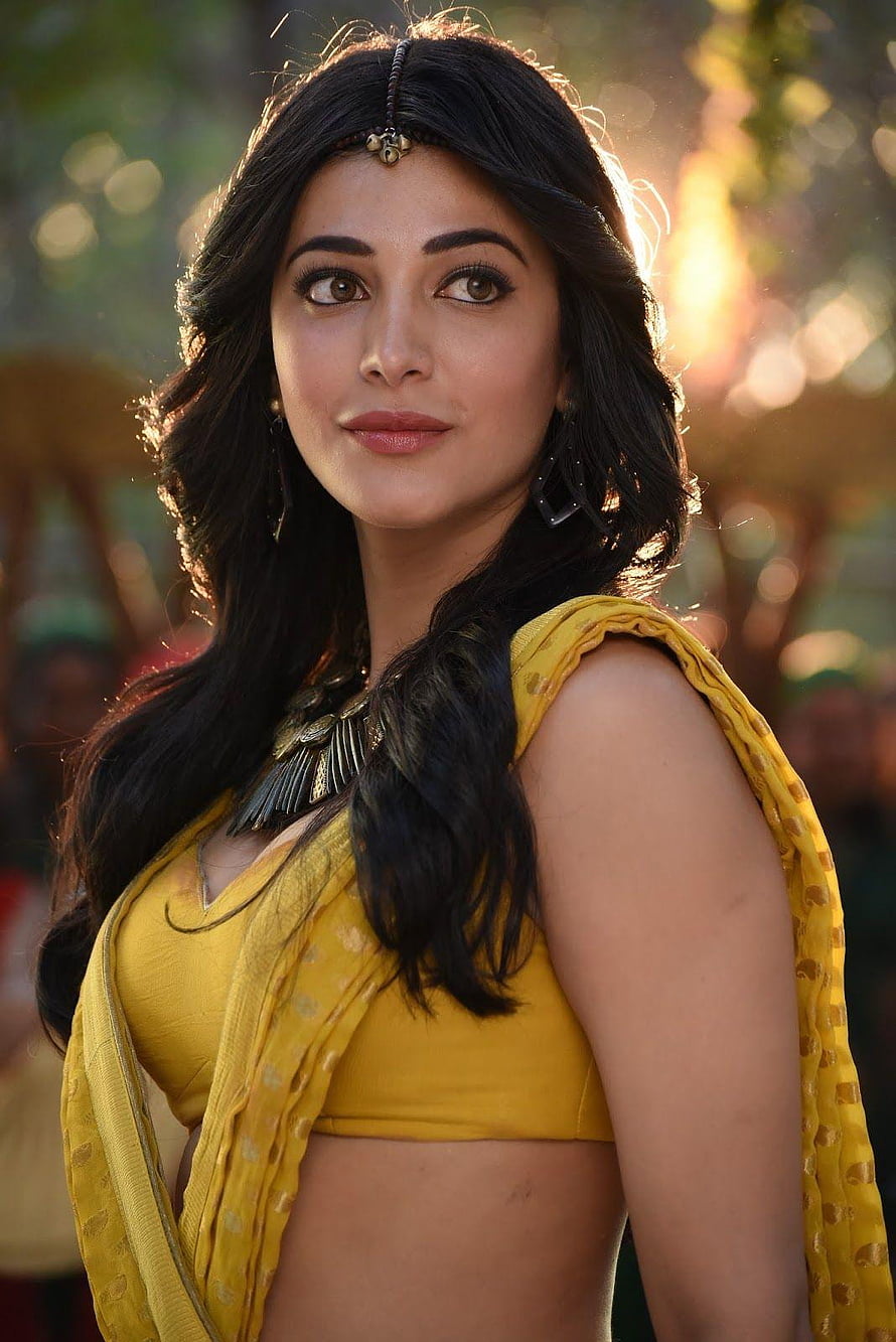Shruthi Hassan in Yellow Saree with Traditional Jewelry and Maang Tikka HD phone wallpaper