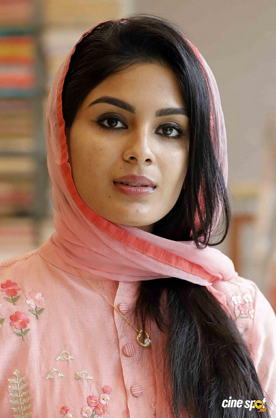 Samyuktha Menon in a pink embroidered kurta and matching dupatta HD phone wallpaper