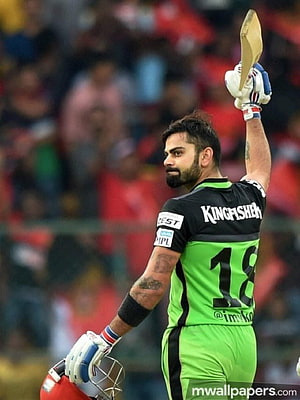 Virat Kohli raising bat in celebration wearing Royal Challengers Bangalore cricket jersey HD phone wallpaper
