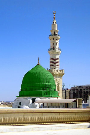 The Green Dome of the Prophet's Mosque in Medina with Minaret HD phone wallpaper
