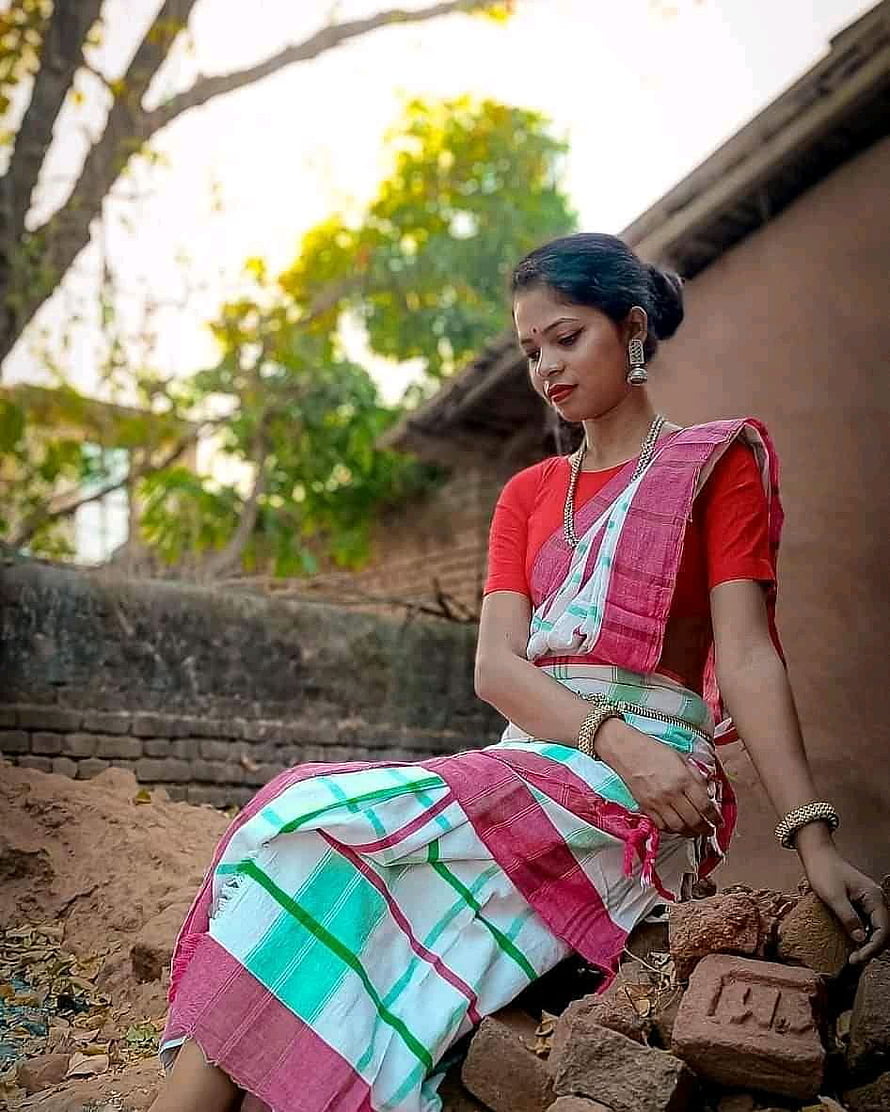 Santali Woman in Traditional White and Pink Panchi Saree Seated on Bricks, Santali traditional girl top 10 white panchi sharee, santali girl HD phone wallpaper