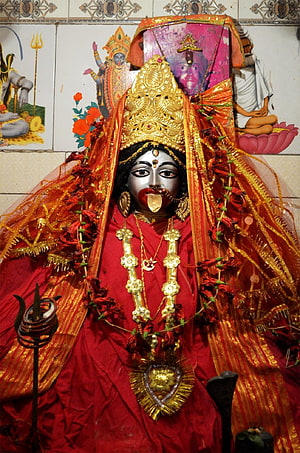 Maa Tara Hindu Goddess Statue Adorned in Red Saree and Gold Jewelry HD phone wallpaper