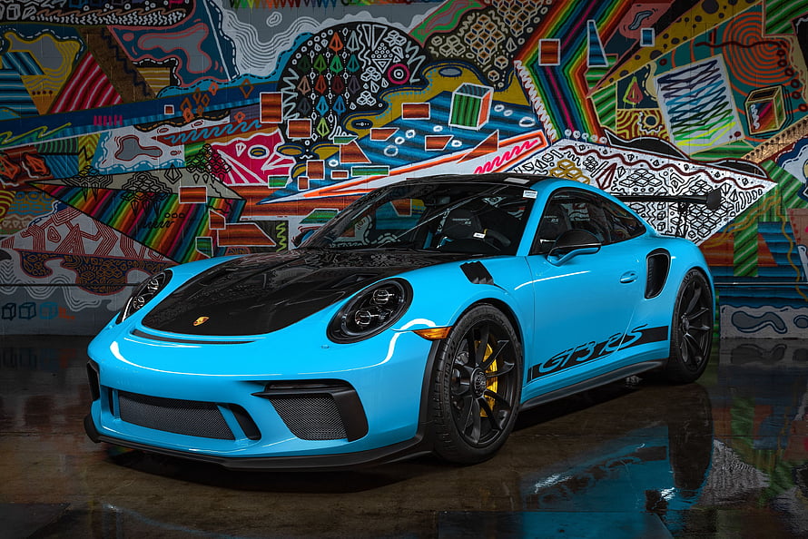 Vibrant Miami Blue Porsche 911 GT3 RS Parked Against a Colorful Mural HD wallpaper