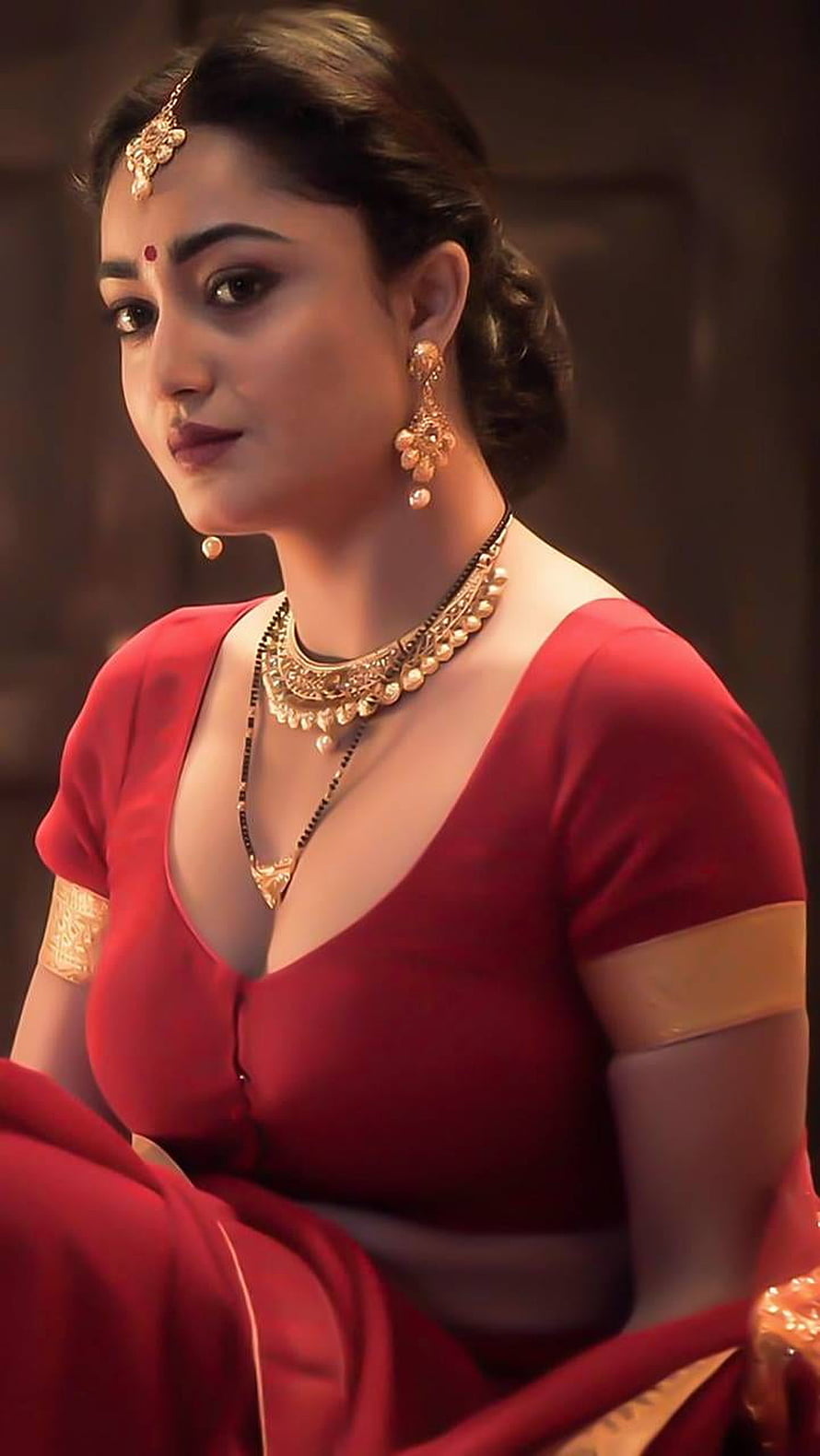 Woman in Red Saree with Traditional Gold Jewelry and Maang Tikka, Tridha Choudhury Hot Saree Mobile, bella rolland HD phone wallpaper