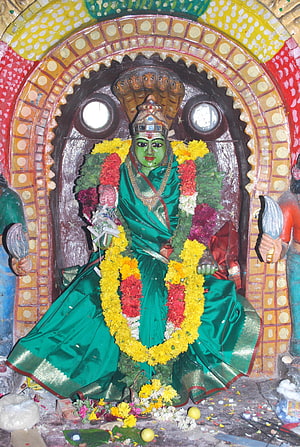 Pachaiamman Temple Deity in Green Saree with Flower Garlands and Ornate Arch, Pachaiamman HD phone wallpaper