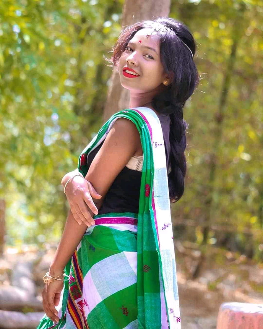 Santali Woman in Traditional Green and White Panchi Saree in a Forest, Santali traditional girl top 10 white panchi sharee, santali girl HD phone wallpaper
