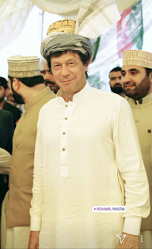Imran Khan wearing traditional white shalwar kameez and pakol hat at public event in Peshawar Pakistan HD phone wallpaper