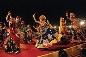 Traditional Garba Folk Dance Performance in Vibrant Gujarati Attire HD wallpaper