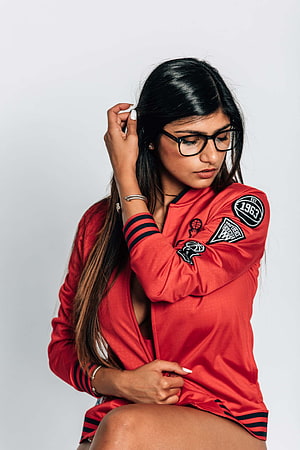 Woman in Red New York Knicks Jacket with Glasses and Long Dark Hair, Mia Khalifa HD phone wallpaper