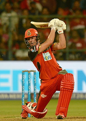 Ab De Villiers Playing Cricket in Royal Challengers Bengaluru Kit HD phone wallpaper