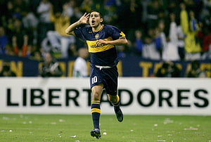 Juan Roman Riquelme in Boca Juniors kit celebrating on the pitch during a Copa Libertadores match, 2945x1980 juan roman riquelme ...tokkoro, #juan roman riquelme HD wallpaper