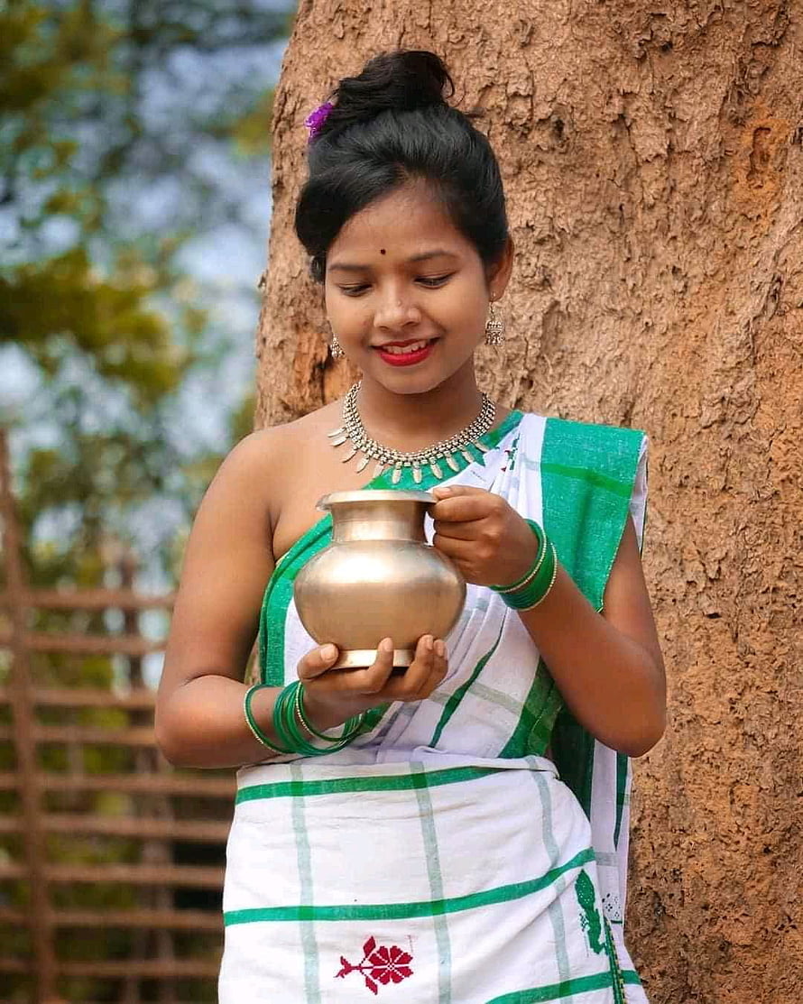 Santali Woman in White and Green Saree Holding a Brass Pot, Santali traditional girl top 10 white panchi sharee, santali girl HD phone wallpaper