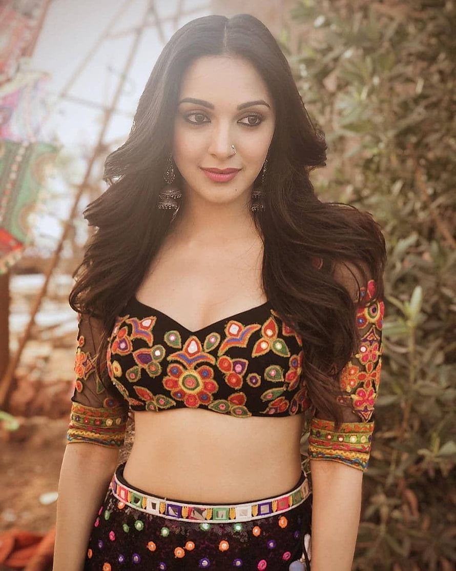 Kiara Advani in Traditional Embroidered Choli and Sequined Lehenga HD phone wallpaper