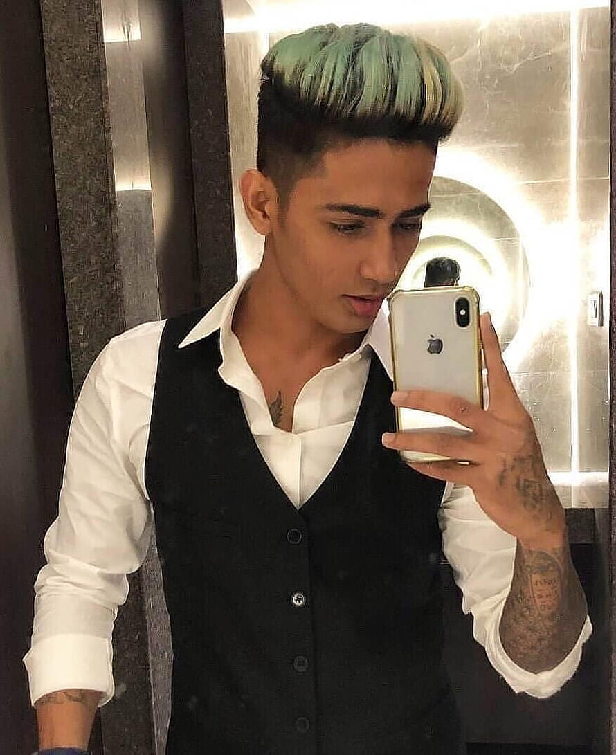 Danish Zehen mirror selfie with green and blonde pompadour hairstyle HD phone wallpaper