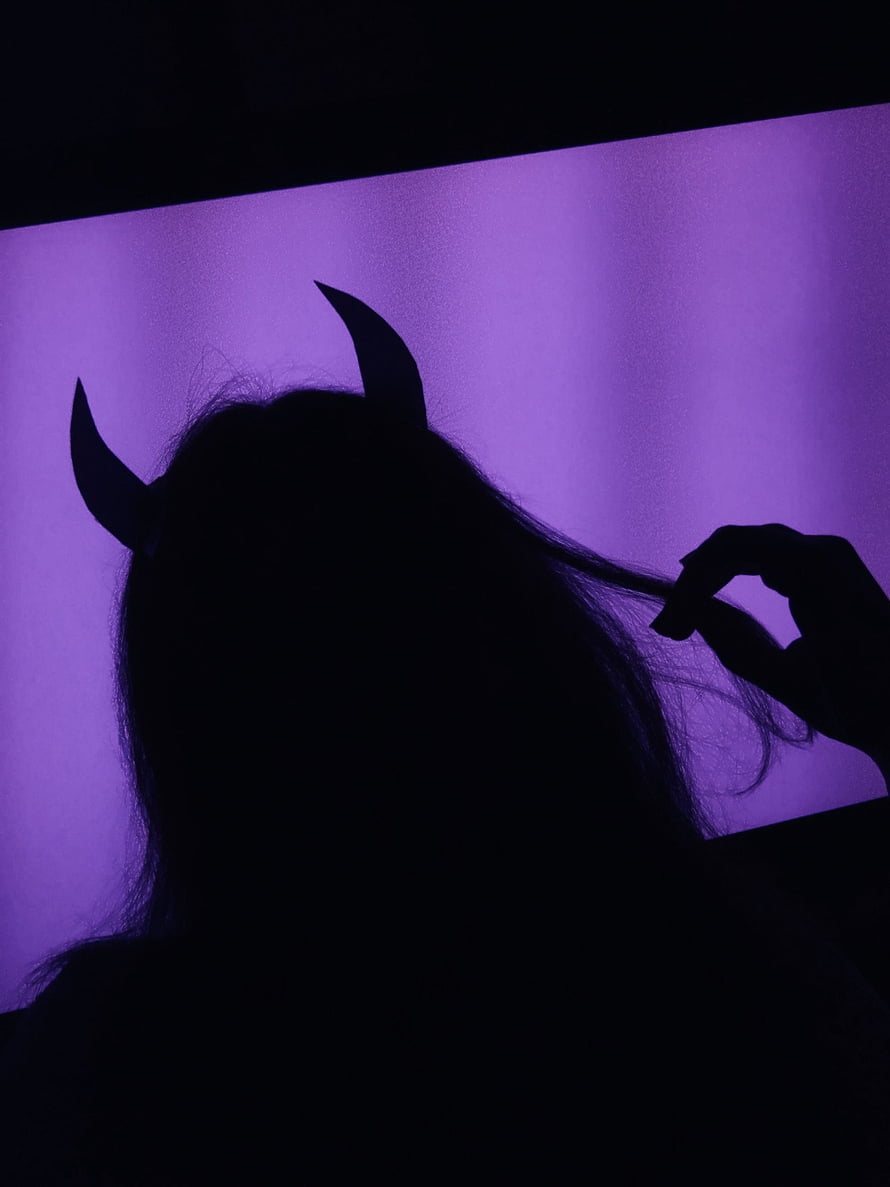 Silhouette of a figure with devil horns against a glowing purple background HD phone wallpaper