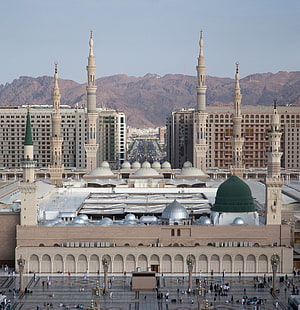 Al Masjid An Nabawi Mosque in Medina with Minarets and Green Dome HD phone wallpaper