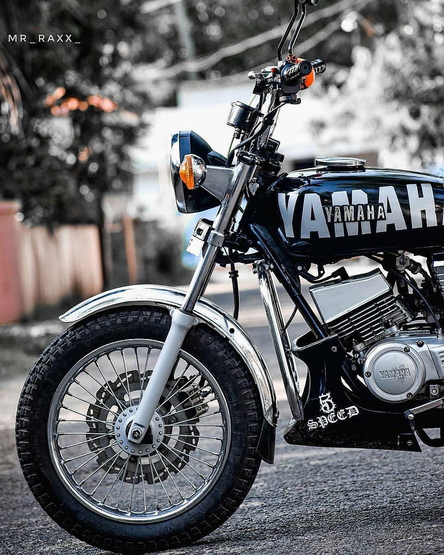 Classic Black Yamaha RX 100 Motorcycle with Chrome Spokes and Retro Headlight HD phone wallpaper