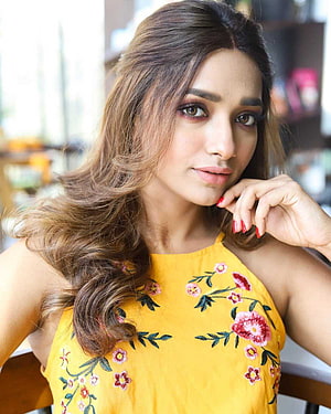 Jiya Shankar in a yellow floral embroidered top with long wavy hair and red nails HD phone wallpaper
