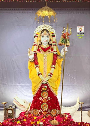 Khodiyar Maa Deity Statue in Yellow and Red Garments with Trident and Snake HD phone wallpaper