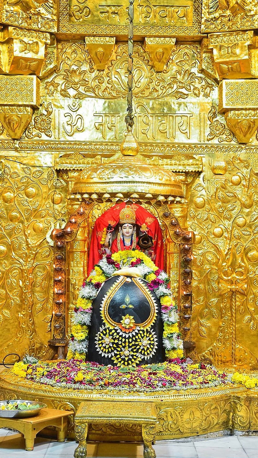 Somnath Mahadev Temple Shiva Lingam with Goddess Parvati Idol and Golden Carved Backdrop HD phone wallpaper