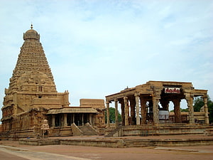 Thanjavur Big Temple: Ancient Dravidian Architecture and Sacred Gopuram in Tamil Nadu HD wallpaper