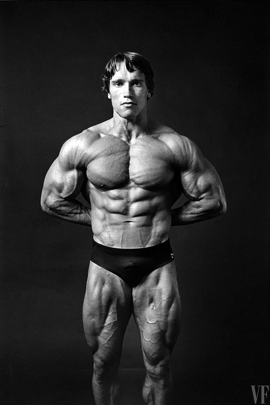 Arnold Schwarzenegger Classic Bodybuilding Pose in Black and White HD phone wallpaper