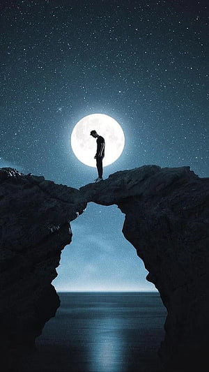 Silhouette of a man standing on a rock arch beneath a full moon and starry night sky, La Luna,guarda mis tristezas, sad boy full screen HD phone wallpaper