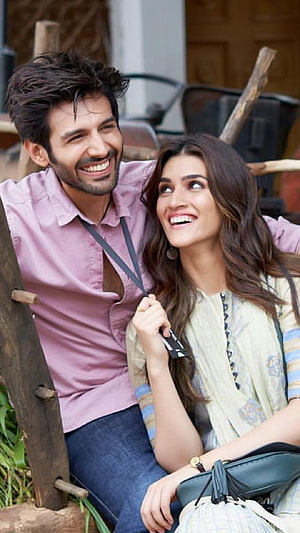 Sushant Singh Rajput and Kiara Advani in a Romantic Scene from the Movie Kedarnath, Beautiful bollywood actressin.pinterest, bollywood romantic couple HD phone wallpaper
