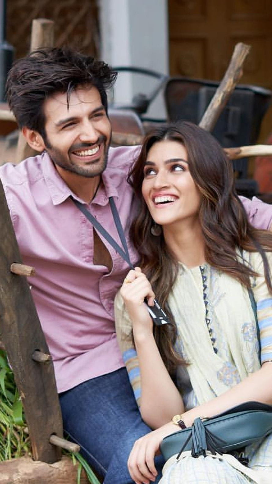 Sushant Singh Rajput and Kiara Advani in a Romantic Scene from the Movie Kedarnath, Beautiful bollywood actressin.pinterest, bollywood romantic couple HD phone wallpaper