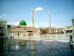 Grand Mosque of Medina with Green Dome and Minarets Under a Clear Blue Sky HD wallpaper