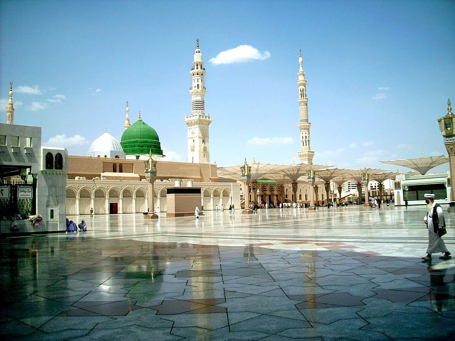 Grand Mosque of Medina with Green Dome and Minarets Under a Clear Blue Sky HD wallpaper