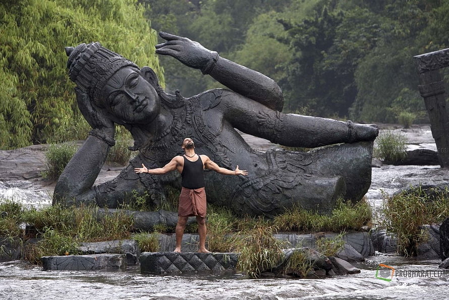 Man standing with arms outstretched before giant reclining statue in river, Raavanan Stills and , & Moviestills, #raavanan HD wallpaper