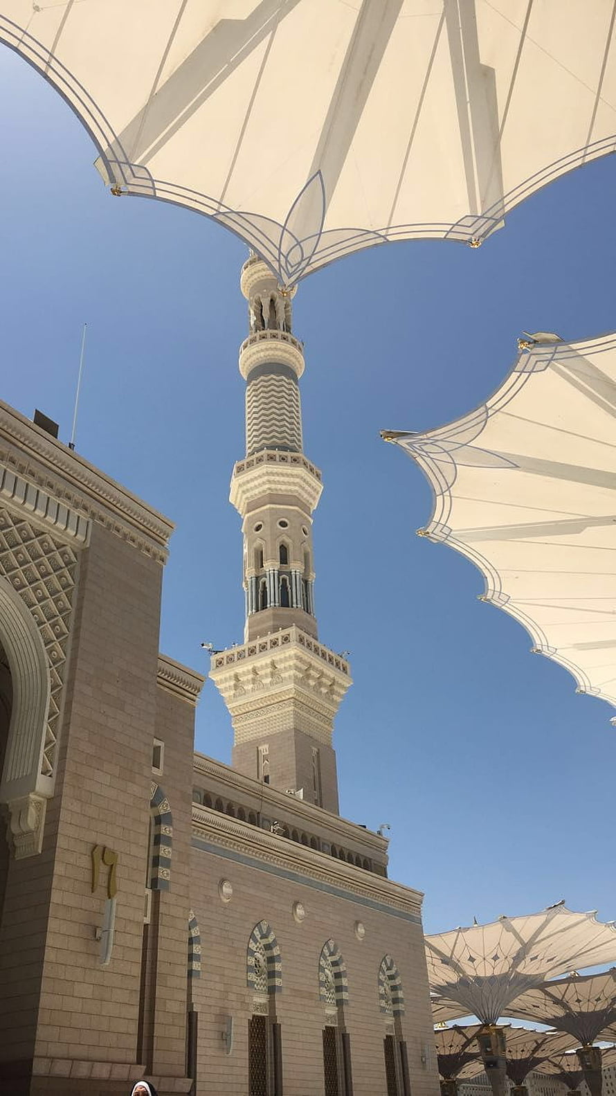 Majestic Minaret of Al-Masjid Al-Nabawi in Medina with Giant Solar Umbrellas HD phone wallpaper