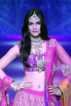 Kriti Sanon in Vibrant Pink and Purple Bridal Lehenga with Gold Jewelry HD phone wallpaper