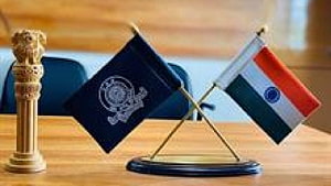 UN and India Desk Flags with Chess Piece on Wooden Table HD wallpaper