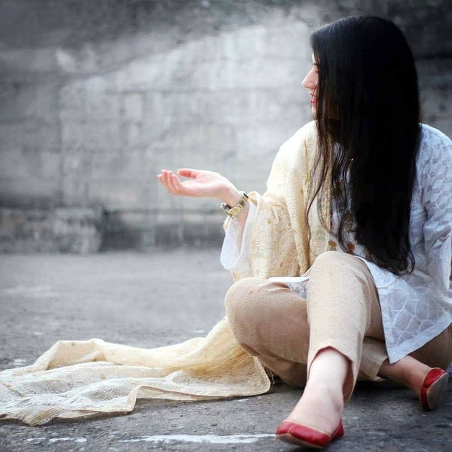 Elegant Woman in Traditional Attire Sitting on Concrete Ground, Stylish Hidden Face Cute Dpz, girls hidden dp HD phone wallpaper