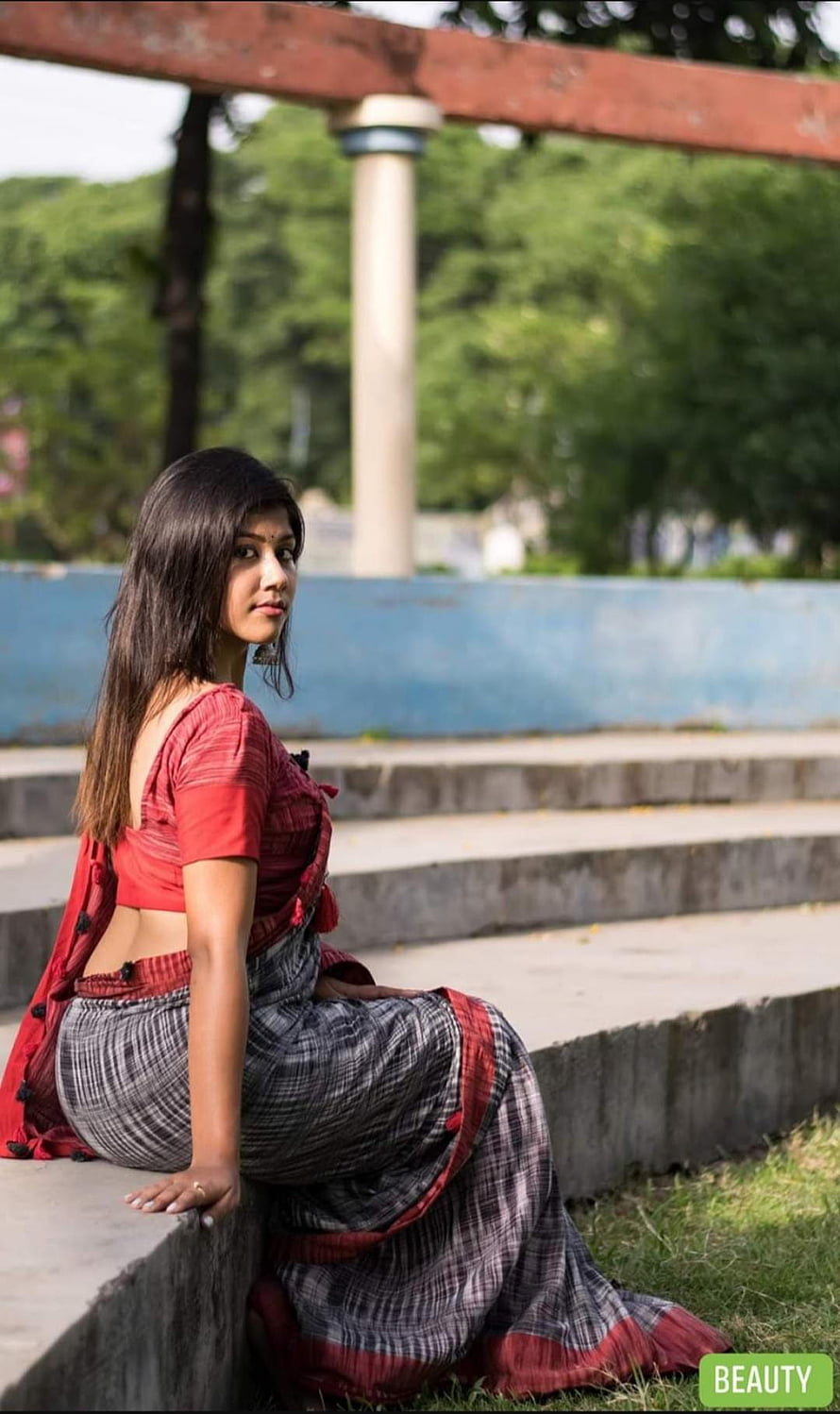 Young Woman in Traditional Red and Grey Saree Sitting on Stone Steps in a Park, Hot & Cute Desi Indian Girls ✔️✔️Girl for Android, indian girl HD phone wallpaper