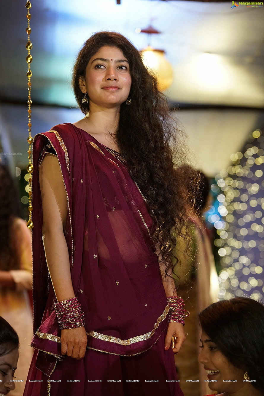 Samantha Ruth Prabhu in a Maroon Saree with Gold Border and Traditional Jewelry, Sai Pallavi HD phone wallpaper